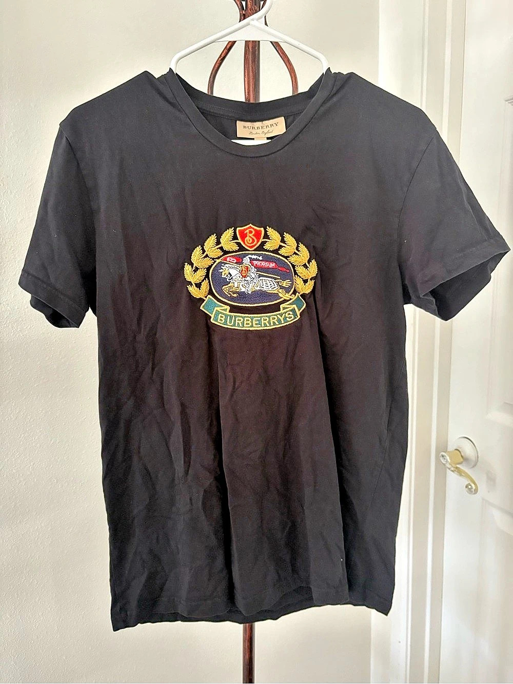Burberry Embroidered Crest Logo T-Shirt Graphic Crest Tee in Black Size Medium